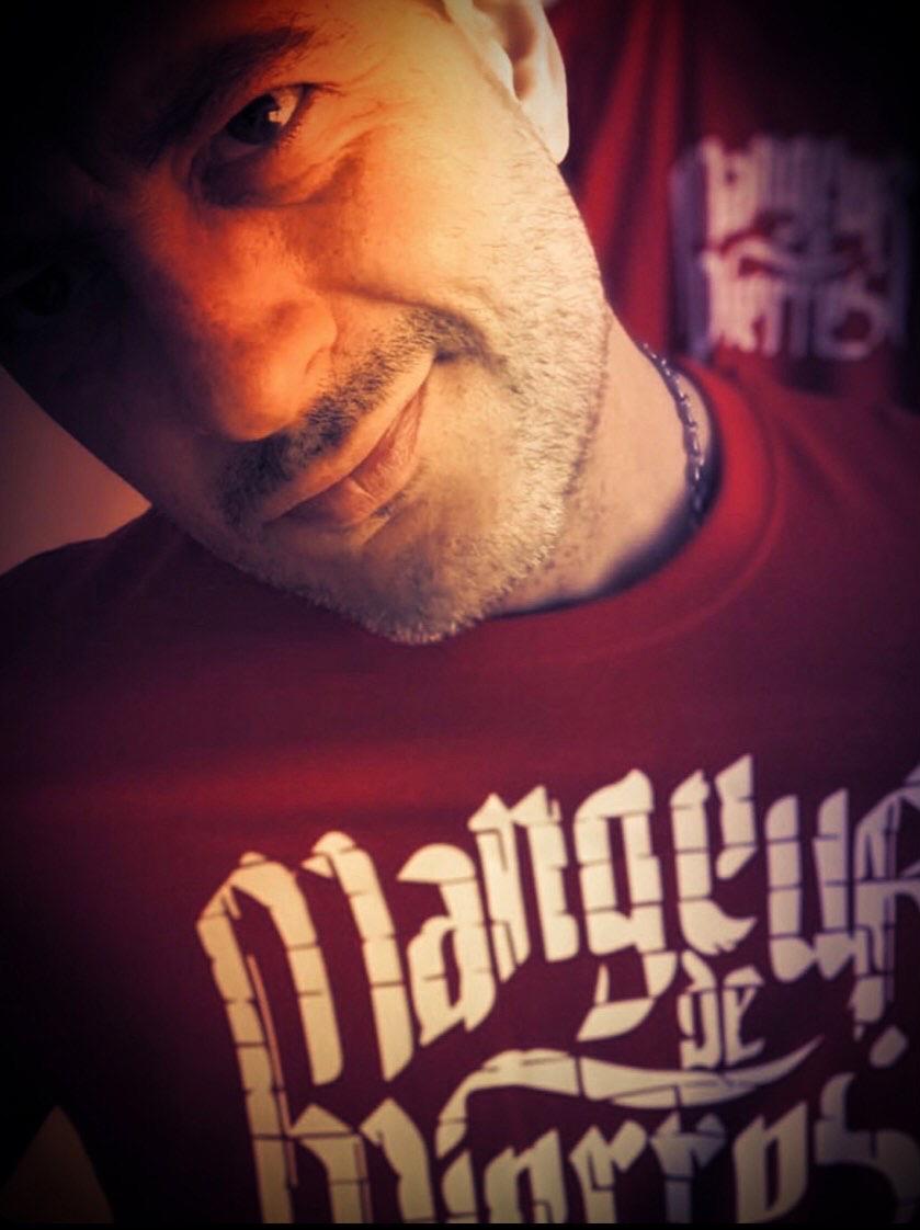 T-shirt MANGEUR DE PIERRES (rouge ou bleu)
